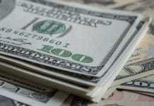 Dólar cierra con caída y se ubica bajo los $975 en el mercado cambiario local