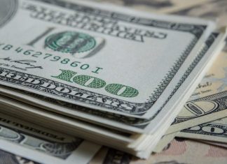 Dólar cierra con caída y se ubica bajo los $975 en el mercado cambiario local