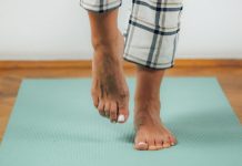 El equilibrio sobre una pierna: una prueba simple que revela el verdadero envejecimiento del cuerpo