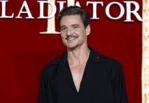 Fotos: Pedro Pascal asistió al preestreno de «Gladiador II» en Londres: Fue con su padre y hermana, y saludó al rey Carlos III