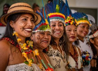 Mujeres indígenas custodian el 80% de la biodiversidad global, pero solo el 1% tiene derechos legales sobre sus tierras