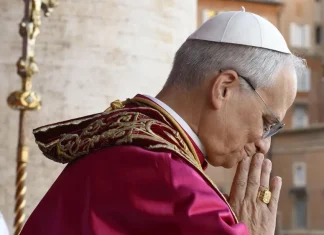 León XIV: Humo Blanco sobre una Iglesia en la Encrucijada