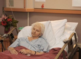 Urge la Ley «Hijito Corazón»: casi 12.000 ancianos han sido abandonados en hospitales tras alta médica