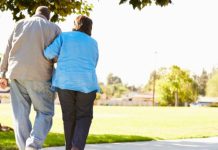 Abuelas Cuidadoras: la Red de Sostén Invisible que También Siente el Abandono