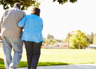 Abuelas Cuidadoras: la Red de Sostén Invisible que También Siente el Abandono