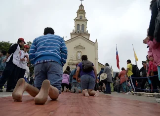 Los adultos mayores que desafían a su soledad para peregrinar a Lo Vásquez