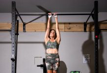 Bonnie Sumner: la historia de una mujer de 81 años que batió el récord en una barra de dominadas