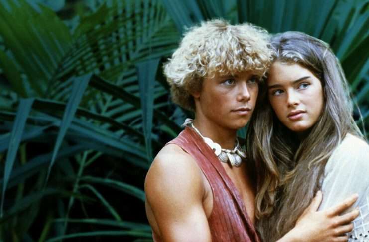 Presiones, desnudos y drogas: los secretos del polémico rodaje de “La laguna azul”